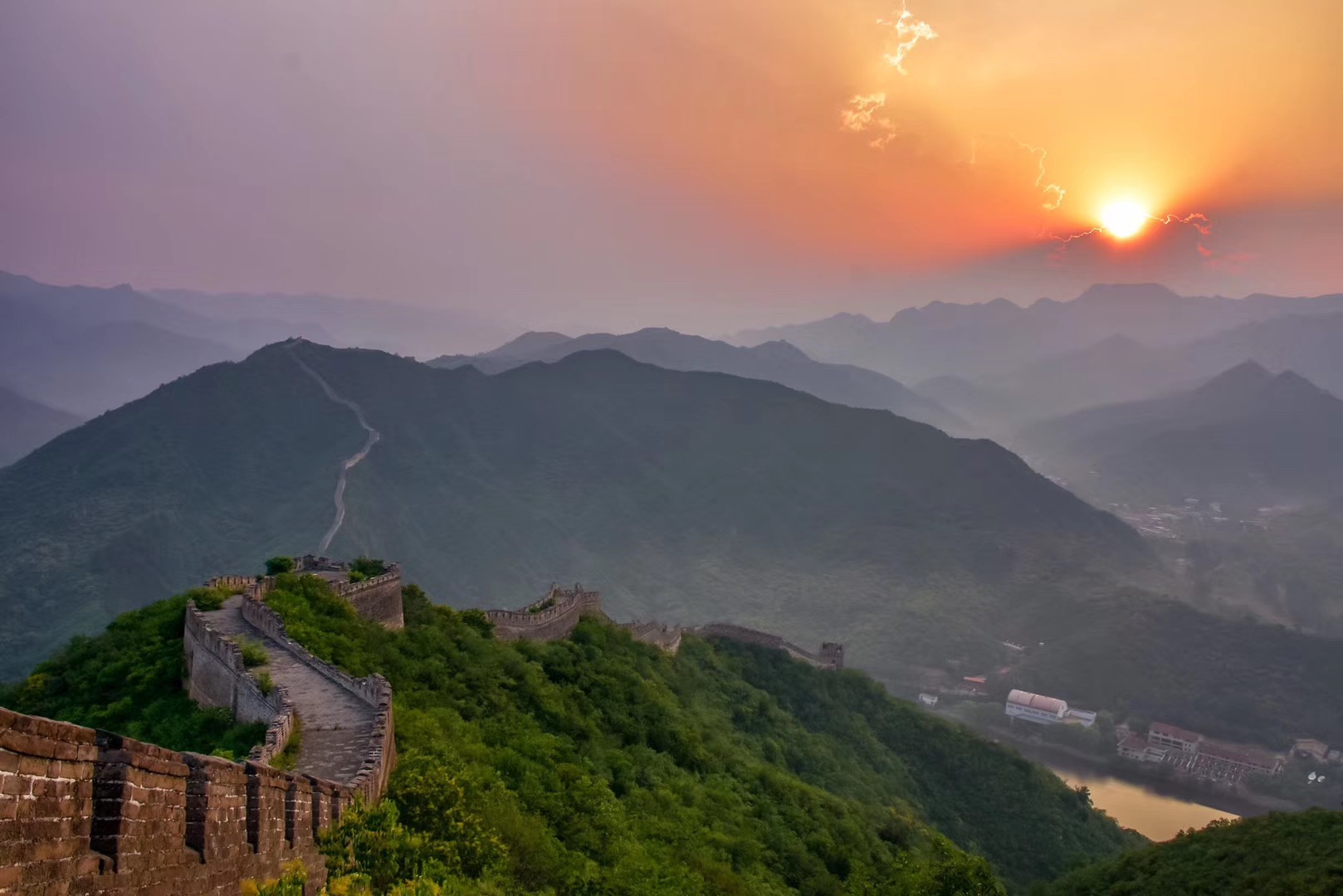 Sunset photograph tour over the Huanghuacheng Great Wall